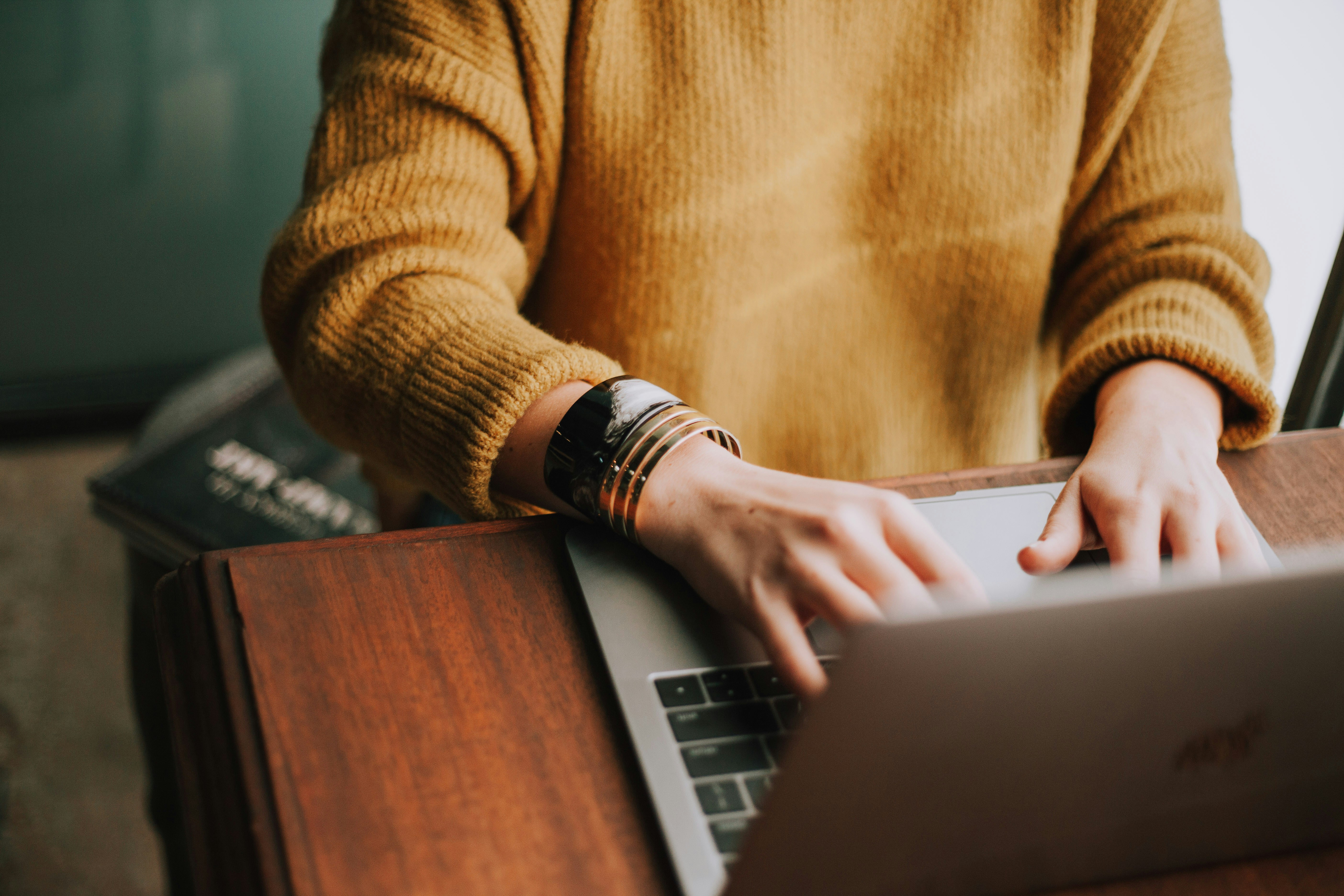 Personne se formant à la Loi 25 sur son ordinateur portable