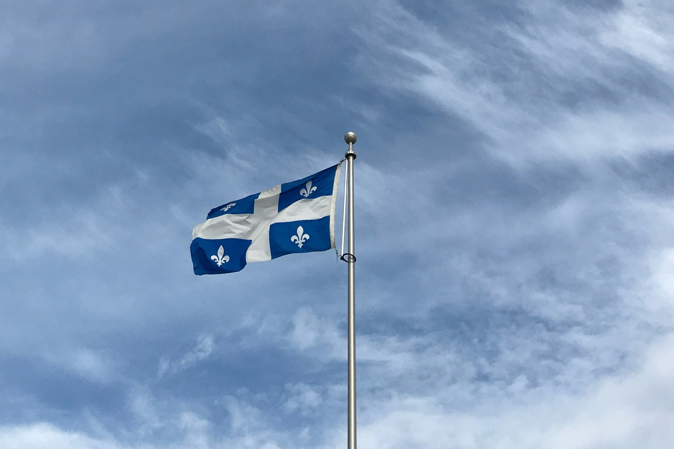 Illustration de donnees hebergees au Quebec avec serveurs canadiens et bouclier de conformite